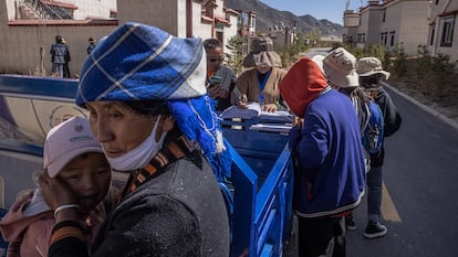 Unos funcionarios realizan un censo demográfico en el pueblo de Boma, donde viven tibetanos reubicados desde zonas de gran altitud, en la Región Autónoma del Tíbet, China, el 16 de octubre de 2020. Durante las últimas cuatro décadas, China asegura haber sacado de la pobreza a más de 800 millones de personas y planeaba erradicar la pobreza extrema para fines de este 2020.