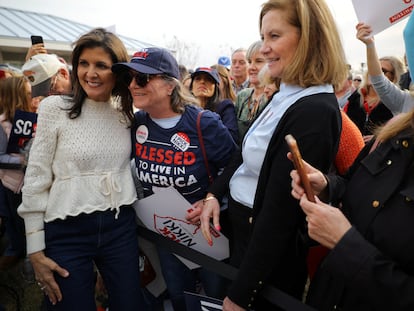 Nikki Haley (izquierda), con sus simpatizantes en un mitin en Georgetown (Carolina del Sur), el pasado jueves.