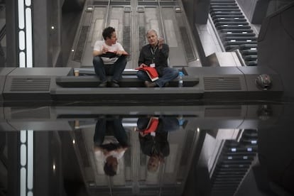 J. J. Abrams y Lawrence Kasdan charlan en el rodaje de 'El despertar de la Fuerza'.