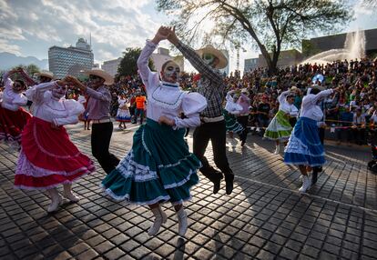 El Día de Muertos es una tradición profunda y un hecho social representativo para los mexicanos. Quienes lo celebran, además de encontrarse con la muerte, hacen comunión con los vivos. En la imagen, una procesión de Catrinas en la ciudad de Monterrey. 