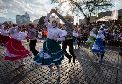 El Día de Muertos es una tradición profunda y un hecho social representativo para los mexicanos. Quienes lo celebran, además de encontrarse con la muerte, hacen comunión con los vivos. En la imagen, una procesión de Catrinas en la ciudad de Monterrey. 