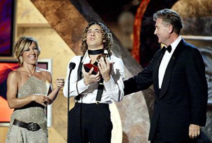 La IV edición de los Grammy Latino, que se entregaron en Miami, no pudo comenzar mejor para la música española. En una primera entrega de galardones previa a la gala de entrega de los premios  el cantante español David Bisbal ganó el premio en la categoría Mejor Nuevo Artista. La cantante española Ana Torroja y el presidente de la junta directiva de la Academia Latina de las Artes y las Ciencias de la Grabación, Manolo Díaz, entregaron el premio a Bisbal.