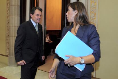 Artur Mas conversa con la portavoz del PP en el Parlamento catalán, Alicia Sánchez-Camacho.