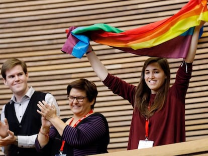 Invitados al pleno de las Cortes Valencianas alzan una bandera LGTBI.