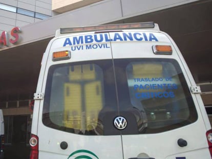 Una ambulancia frente a un centro sanitario en Andaluc&iacute;a, en una imagen de archivo. 
