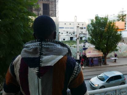 Joseph frente a una céntrica calle de Túnez