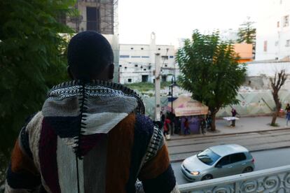 Joseph frente a una céntrica calle de Túnez