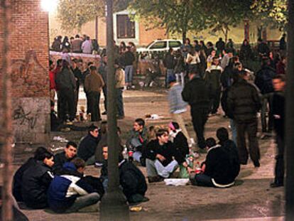 Varios grupos de jóvenes consumen el <i>botellón</i> en la plaza del Dos de Mayo de Madrid.