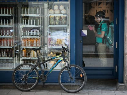 Una repartidora de Deliveroo en Barcelona.