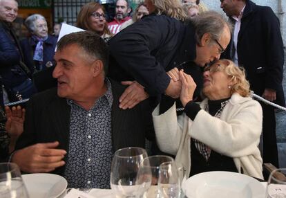 Des de l'esquerra, el Gran Wyoming, Joan Manuel Serrat i Manuela Carmena.