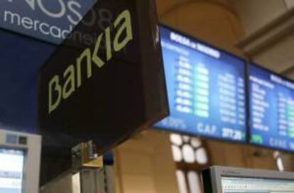 Paneles informativos en la Bolsa de Madrid que muestran la cotización de los principales valores del IBEX 35. EFE/Archivo