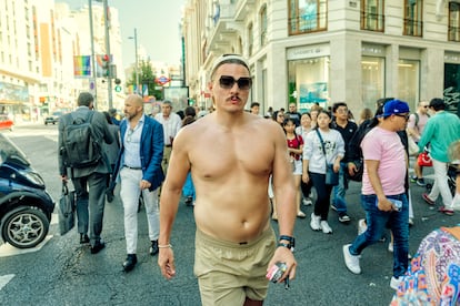 Un hombre sin camiseta camina por la Gran Vía de Madrid este jueves.