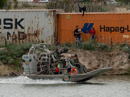 Una familia de migrantes intenta cruzar el río Bravo en la frontera entre Eagle Pass (Texas) y Piedras Negras (Coahuila).