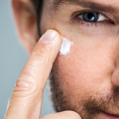 Artículo de EL PAIS Escaparate que describe las ventajas de usar la crema antiedad Nivea Men con filtro solar, en oferta