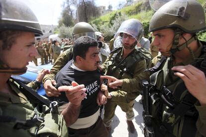 Soldados israelíes discuten con manifestantes palestinos durante una protesta en contra de la visita de Obama en Hebrón (Palestina).