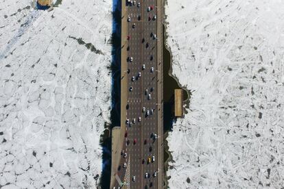 Coches circulan por un puente sobre el río Hun parcialmente congelado en Shenyang (China), el 25 de diciembre de 2018.