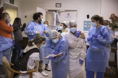 A health team vaccinating residents and workers at the Gravi de Polinyà nursing home.
