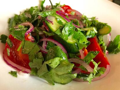 ENSALADA DE TOMATES Y PEPINOS CON CHILES AL CILANTRO / CAPEL