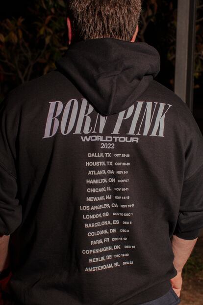 Un fan con la sudadera oficial de la gira.