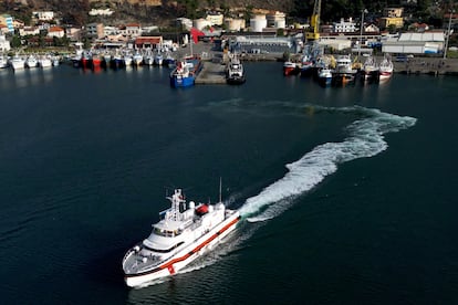 El barco de la guardia costera italiana abandona el puerto albanés de  
 Shengjin con los doce migrantes a bordo, este sábado. 