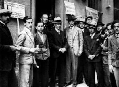 Lluís Companys (en el centro, con sombrero blanco), con Francesc Macià a su izquierda, durante la jornada electoral del 12 de abril de 1931.