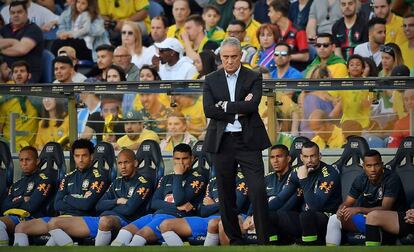 Tite observa o amistoso da seleção contra o Panamá.