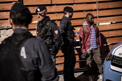 Miembros de la policía italiana se preparan para comprobar la documentación de los migrantes que han cruzado la frontera entre Francia e Italia, en la localidad italiana de Claviere, el 21 de octubre de 2018.