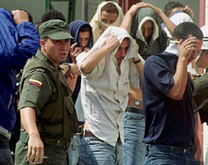Las FARC quieren canjear a la candidata presidencial Ingrid Betancourt, a quien secuestraron el sábado, por guerrilleros detenidos.