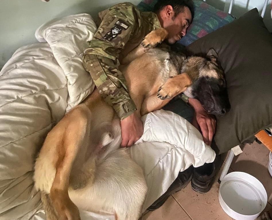 Miguel Carmona y Josy, el pasado junio en la provincia de Donetsk. Fotografía cedida por sus compañeros de pelotón.