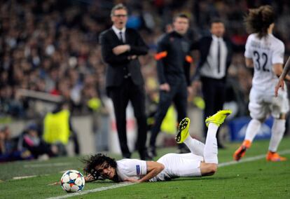 Cavani cau sobre la gespa davant la mirada del seu entrenador, Laurent Blanc.