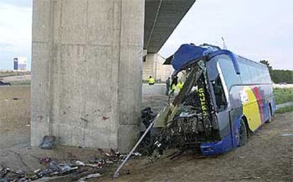 Estado en que quedó el autobús tras chocar con el pilar del puente del AVE.