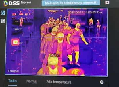 En la imagen superior, una de las cámaras termográficas de Barajas. Sobre estas líneas, imagen de la temperatura de los viajeros.