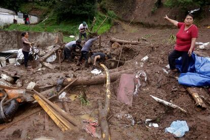 Habitantes del municipio de Huauchinango, en el central Estado mexicano de Puebla, intentan recuperar algunas de sus pertenencias de su casa, destruida por el deslave causado por la tormenta tropical Earl. 