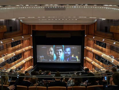 Los espectadores llegan al estreno de la película rusa 'Matilda', en el teatro Mariinski de San Petersburgo este lunes.
