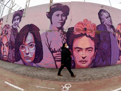 El mural feminista de Madrid que representa a 15 mujeres relevantes y que la derecha pretendía retirar.