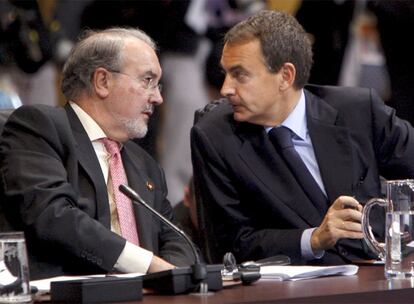 El presidente del Gobierno, José Luis Rodríguez Zapatero, acompañado por el Ministro de Economía, Pedro Solbes, en la primera sesión de trabajo de la Cumbre.