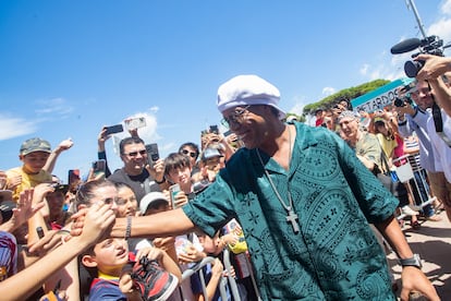 Ronaldo de Assis Moreira, 'Ronaldinho', saluda este sábado a aficionados en el nuevo paseo de la fama de Castelldefels, que también ha homenajeado al presidente del FC Barcelona, Joan Laporta.