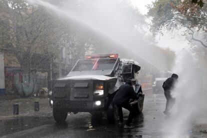 Manifestantes se enfrentan a la policía chilena durante la marcha por el Día Internacional de los Trabajadores de este miércoles.