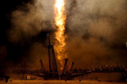 El astronauta francés Thomas Pesquet, el ruso Oleg Novitsky y la estadounidense Peggy Whitson despegan de la plataforma de lanzamiento hacia la Estación Espacial Internacional, en Baikonur (Kazajistán). 