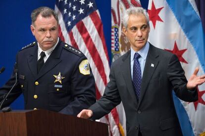 El jefe de policía Garry McCarthy y el alcalde Rahm Emanuel.