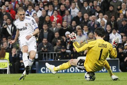 Benzema marcó el segundo gol tras un fallo de la defensa del Olympique. La sexta diana del delantero blanco en el campeonato daba tranquilidad al Real Madrid y obligaba a los franceses a meter dos tantos.