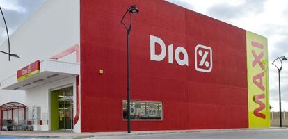 Fachada de un supermercado Maxi Dia.