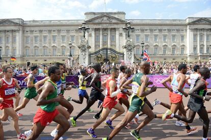 Los corredores compiten delante de la fachada principal del Palacio de Buckingham.