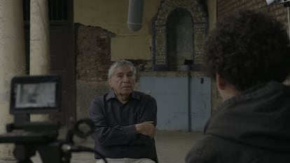 El historiador Hugo Neyra entrevistado por el director del documental.