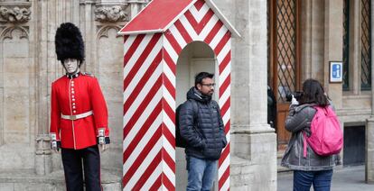 Un hombre posa en la Grand Place de Bruselas al lado de un maniquí de la Guardia Real británica, ayer jueves, en la víspera de que hoy se celebre el Brexit.