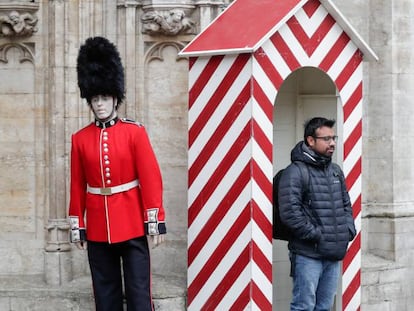Un hombre posa en la Grand Place de Bruselas al lado de un maniquí de la Guardia Real británica, ayer jueves, en la víspera de que hoy se celebre el Brexit.