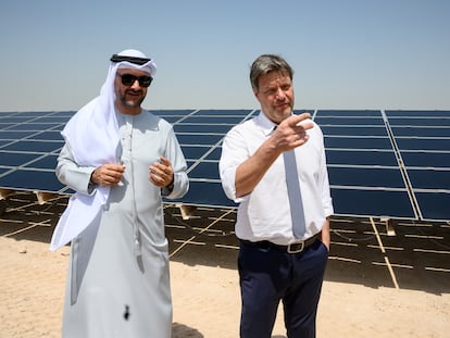 El ministro de Economía alemán, Robert Habeck (derecha) visita una planta de energía solar con Mohamed Jameel Al Ramahi, CEO de una empresa energética de Emiratos Árabes Unidos, durante un viaje la semana pasada a este país en busca de acuerdos en materia de suministro energético.