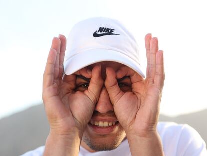 Carlos Alcaraz hace uno de sus gestos característicos durante una sesión fotográfica en Indian Wells.