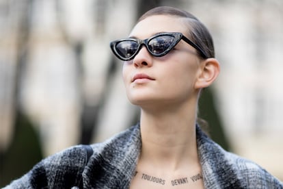 No hay gafas de sol si no son cat eye 

Sin duda las lentes de 2018 son estas: con montura negra, cristal negro y una definida forma de 'ojo de gato'. Las de Adam Selman para Le Specs son probablemente las más famosas: Alexa Chung, Yoko Ono o Gigi Hadid no se las quitan.