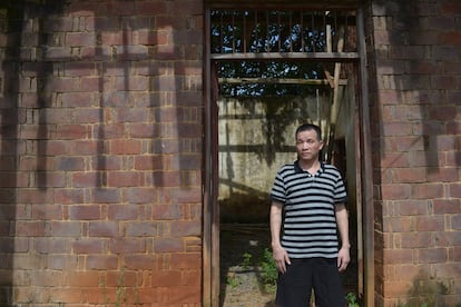 Zhang Yuhuan, en la puerta de su casa en el pueblo de Zhangjiacun, el miércoles tras ser liberado.